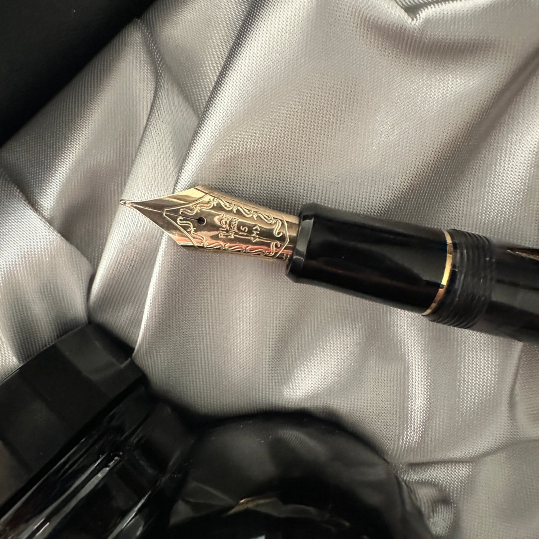 Pre-Loved Pilot Custom 823 Fountain Pen - Black Medium